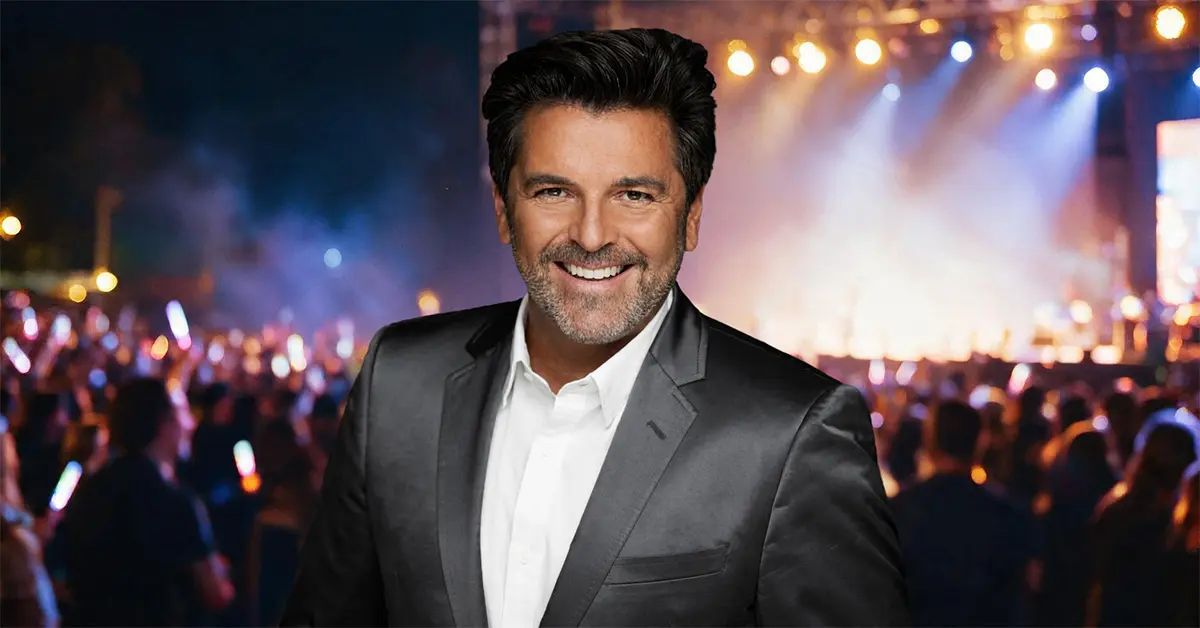 Thomas Anders, hlas Modern Talking, na pozadí koncertního publika