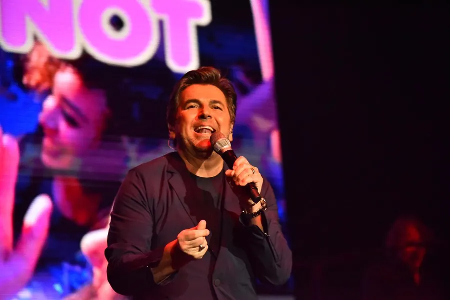 Thomas Anders zpívá hity Modern Talking na koncertě