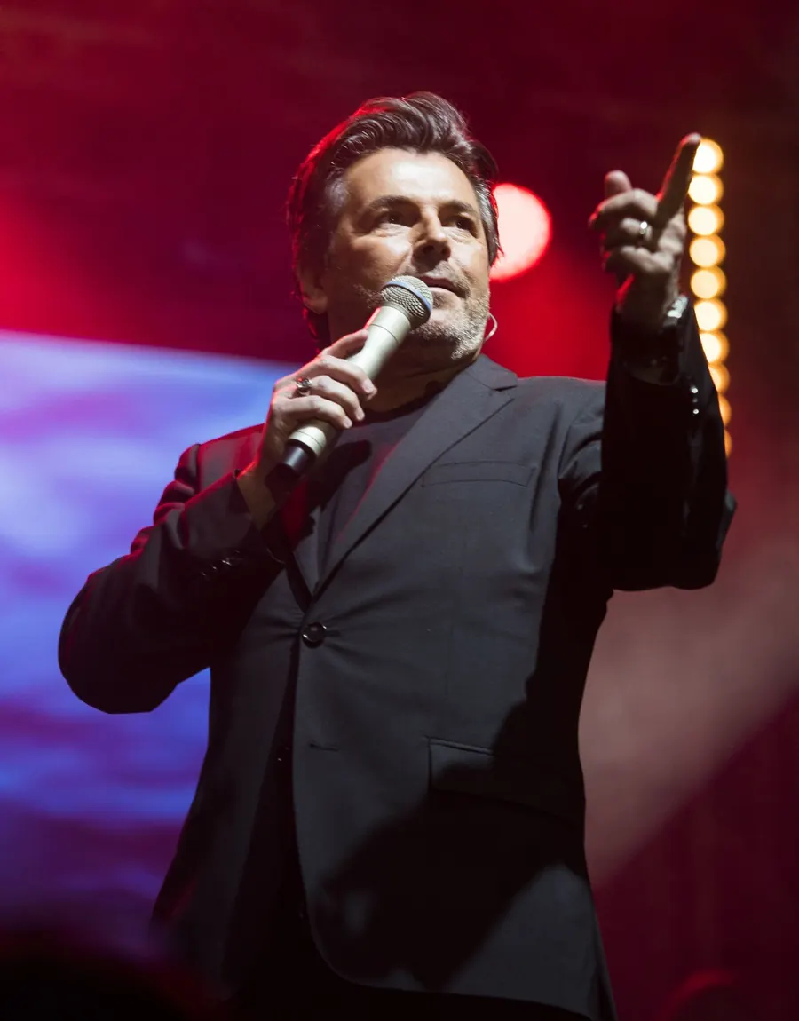 Thomas Anders s mikrofonem při živém vystoupení